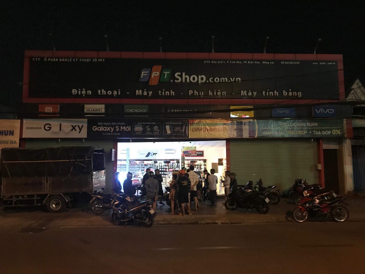 Người đàn ông đột nhập cửa hàng FPT Shop trộm hơn nửa tỷ đồng - Hình 2 Nguoi dan ong dot nhap cua hang FPT Shop trom hon nua ty dong-Hinh-2
