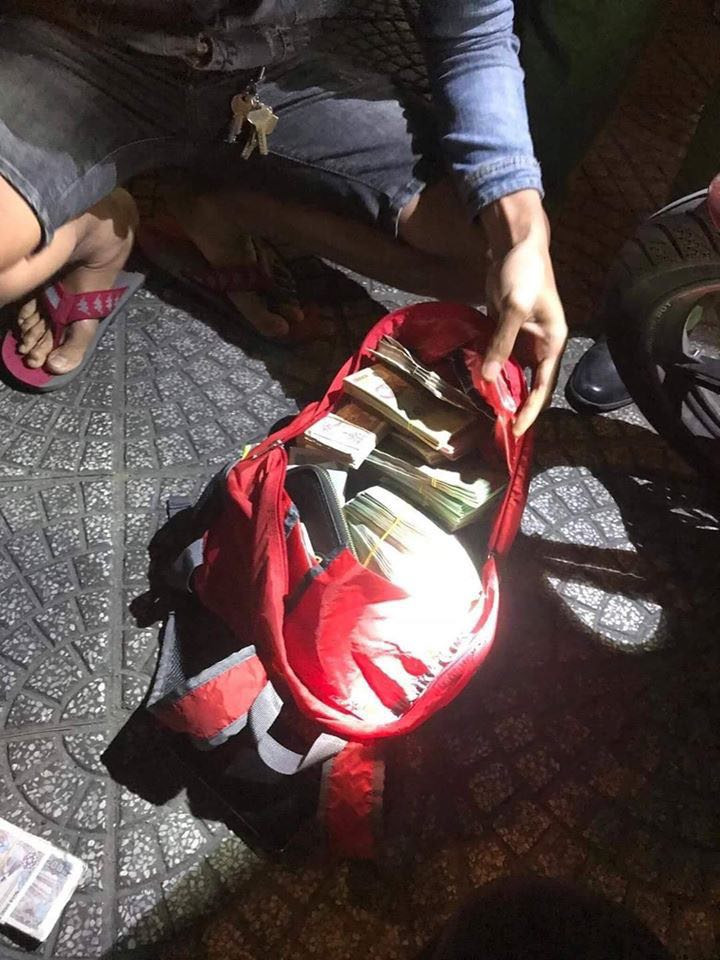 Người đàn ông đột nhập cửa hàng FPT Shop trộm hơn nửa tỷ đồng - Hình 3 Nguoi dan ong dot nhap cua hang FPT Shop trom hon nua ty dong-Hinh-3