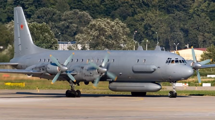 Thông tin trên căn cứ dữ liệu giám sát các chuyến bay của phi cơ quân sự Nga trên bầu trời Syria, cụ thể vào lúc 22h58 (giờ địa phương), một máy bay trinh sát Nga đã bay qua khu vực núi Zaviya (Rina).