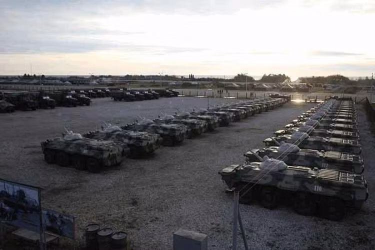 Lý do mà Belarus đưa ra yêu cầu như vậy liên quan đến sự hiện diện của quân đội Nga trên lãnh thổ nước này, khi người dân Minsk không cảm thấy vui vẻ khi lính Nga có mặt trên đất của mình.