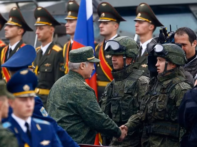 “Đây là thời điểm hiệp ước thuê căn cứ sẽ hết hạn, Belarus hoàn toàn có thể tuyên bố không sẵn sàng gia hạn hợp đồng với Nga liên quan đến hai cơ sở quân sự này".