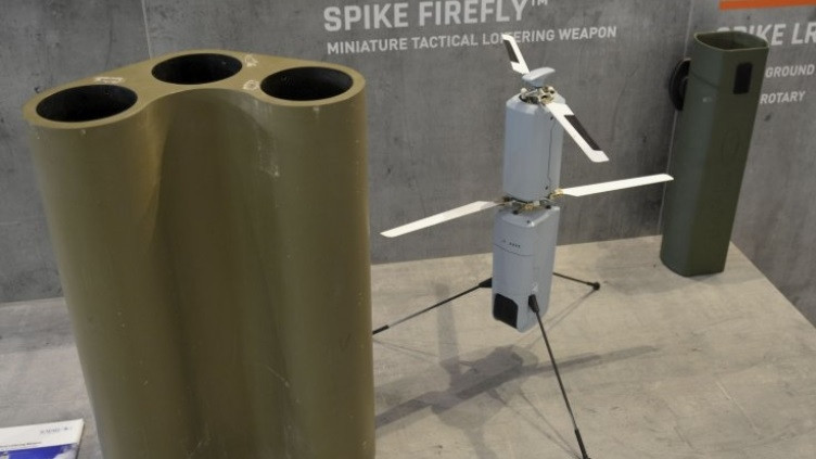 Theo Jane's, loại đan mới được biết đến với tên gọi đạn tuần kích (loitering munition), hay còn được biết đến là máy bay không người lái cảm tử là một hệ thống vũ khí có khả năng bay trinh sát tới một khu vực đã định trước, sau đó tìm kiếm và tiêu diệt đối phương.