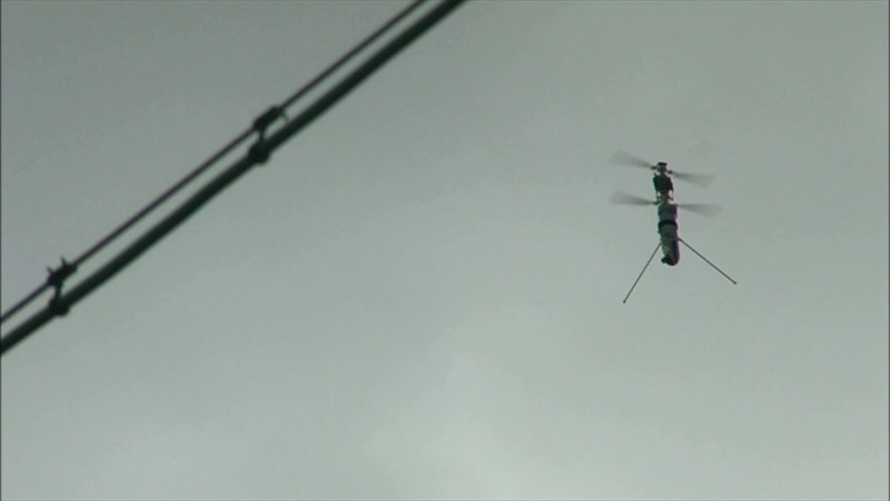 Khi chiến đấu, Spike Firefly được điều khiển bởi một chiếc máy tính bảng chuyên dụng giúp hiển thị hình ảnh trinh sát được chúng thu thập, với các nút lệnh để người dùng triển khai theo ý muốn.