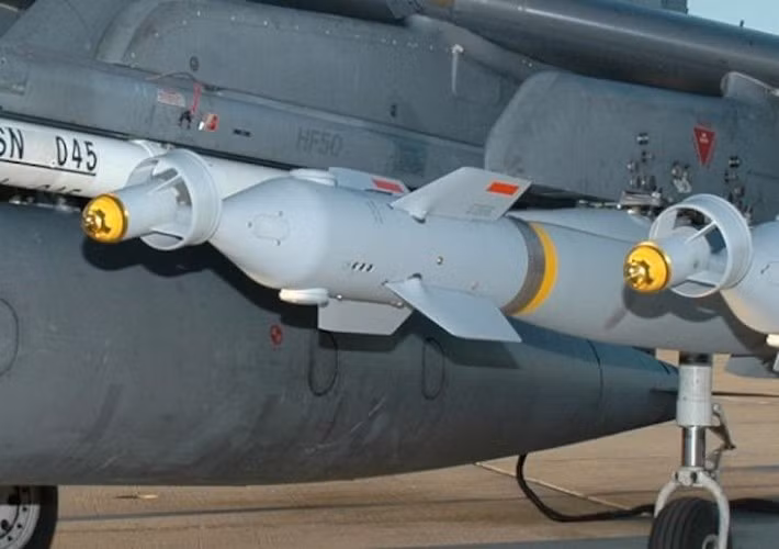 Mỗi chiếc máy bay chiến đấu Typhoon khi cần thiết nếu treo bằng giá kép có thể mang tối đa tới 12 trái bom Pavaway IV.