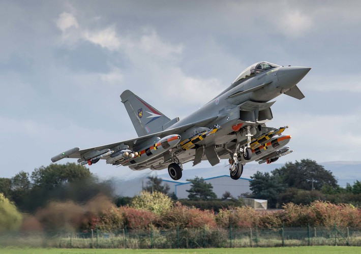 Việc kết hợp giữa chiến đấu cơ Typhoon cùng bom thông minh Paveway IV đem đến cho không quân anh Anh khả năng tấn công chính xác các mục tiêu mặt đất với hiệu suất cực cao.