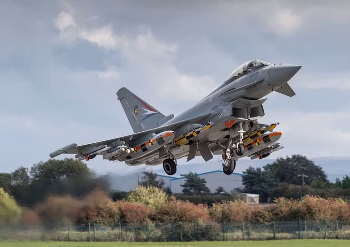 Việc kết hợp giữa chiến đấu cơ Typhoon cùng bom thông minh Paveway IV đem đến cho không quân anh Anh khả năng tấn công chính xác các mục tiêu mặt đất với hiệu suất cực cao.