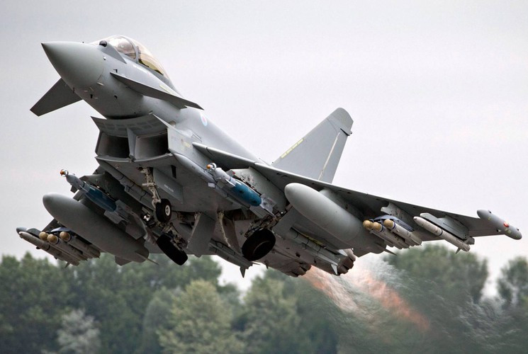 Nguồn tin này cho biết, nhờ việc sử dụng bom chính xác Paveway IV, đòn tấn công của tiêm kích Typhoon chính xác gần như tuyệt đối.