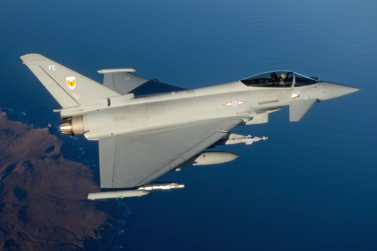 Bình thường tiêm kích Typhoon chỉ trang bị 6 quả bom loại này, số giá treo còn lại dành cho các loại tên lửa.