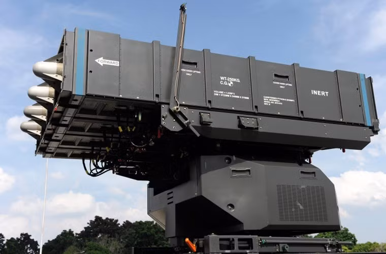 Bệ phóng kết cấu module cho phép triển khai cả hai loại tên lửa hoặc chỉ một tên lửa. Như trong ảnh, SPYDER triển khai bệ phóng với 4 đạn tên lửa Python-5 dùng camer dẫn đường hồng ngoại.