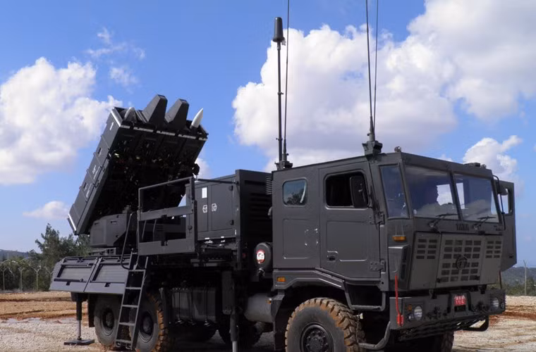 Một hệ thống tên lửa phòng không SPYDER bao gồm các thành phần gồm: Radar bám bắt mục tiêu EL/M-2106 ATAR hoặc Radar đa chế độ EL/M-2084; bệ phóng tự hành với đạn tên lửa (tổng cộng 6 bệ); xe tiếp đạn; xe phục vụ chiến đấu và đạn tên lửa đất đối không.