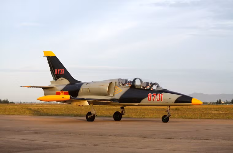 L-39 là máy bay huấn luyện thế hệ 2 do hãng Aero Vodochody của Tiệp Khắc sản xuất từ những năm 1970. Khoảng 2.800 chiếc L-39 đã được sản xuất và xuất khẩu tới nhiều nước XHCN, trong đó có cả Liên Xô và Nga sau này. Ảnh máy bay L-39 của Trung đoàn 910 chuẩn bị bay huấn luyện.