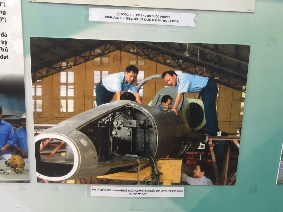 Trong cuộc triển lãm gần đây tại Bảo tàng Phòng không – Không quân, bảo tàng đã giới thiệu tới khách thăm quan nhiều hình ảnh, hiện vật nêu bật lên sự tiến bộ của ngành Công nghiệp quốc phòng (CNQP) Việt Nam. Điển hình là bức ảnh “Đại tá Võ Tá Quế - Chủ nhiệm Kỹ thuật Quân chủng PK-KQ kiểm tra công tác sửa chữa tại nhà máy A41”. Trong ảnh có thể thấy rõ thân máy bay huấn luyện L-39 được tháo tung chỉ còn trơ khung. Việc “tháo tung” này thường chỉ được thực hiện khi tiến hành sửa chữa lớn, đại tu, nâng cấp tăng tổng niên hạn sử dụng máy bay.