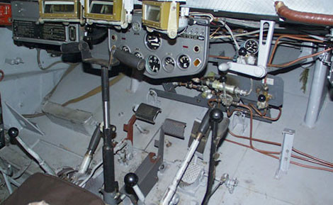 Hệ thống làm mát kiểu cũ cũng sẽ được thay thế tạo cảm giác thoải mái hơn cho lái xe và các binh sĩ ngồi trong cabin chở quân. Trong ảnh là hệ thống lái mới của BTR-50PKM với cần lái hình chữ T.