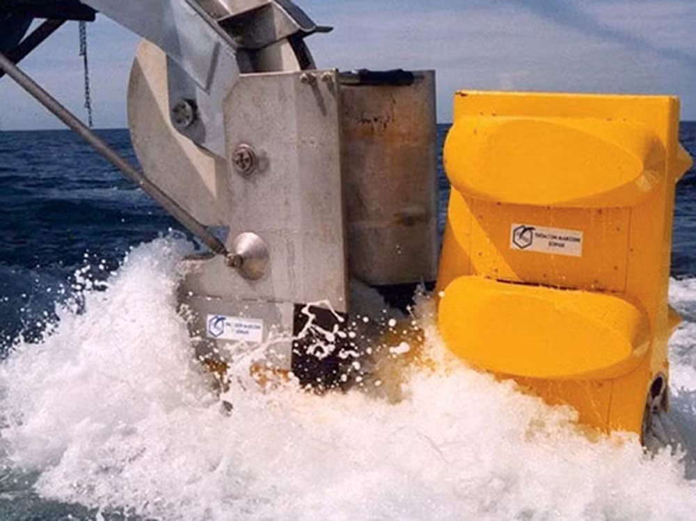 Bộ thiết bị chống ngầm gồm sonar mạn tàu 2050 lắp ở phần mũi hình quả lê phía dưới tàu và sonar biến thiên theo độ sâu 2087_ELHL kéo theo nên các mục tiêu đi ngầm khó lọt qua được sự giám sát của 2 thiết bị tối tân này. 