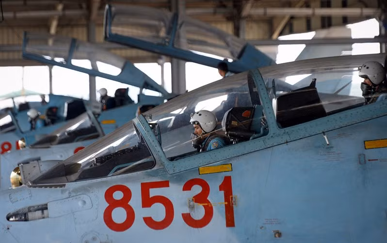 Su-30MK2 được điều khiển bởi hai phi công. Ảnh: Tuổi Trẻ