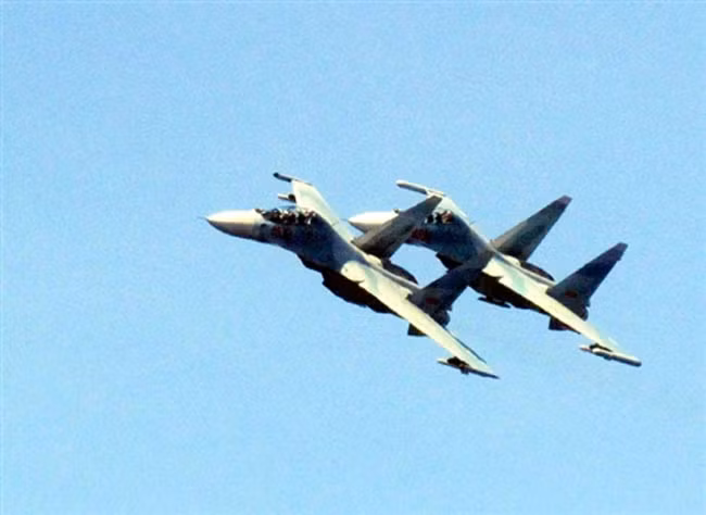 Theo anh Trịnh Thế Dược, cái khó trong những lần như vậy, trước hết là ở đặc thù của hoạt động bay. Máy bay Su-30 với vận tốc trung bình 13 km/phút, nếu chỉ huy nhanh hay chậm dù chỉ tính bằng “giây”, tình hình cũng đã khác đi rồi. Đó còn chưa kể đến những áp lực tâm lí khi sĩ quan dẫn đường ngồi ở Sở chỉ huy với sự chi phối của rất nhiều kênh thông tin. Ảnh: Báo Tiền Phong