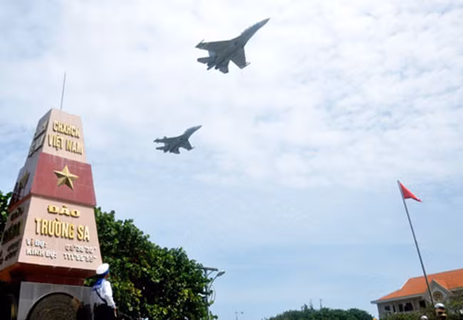 Bay biển, bay tuần tra bảo vệ quần đảo Trường Sa luôn là nhiệm vụ vô cùng khó khăn với mọi phi công của Không quân Nhân dân Việt Nam nói chung và của phi công tiêm kích Su-30 nói riêng. Gần đây báo Phòng không – Không quân đã đăng tải thông tin “của hiếm” về một chuyến bay ra quần đảo Trường Sa của biên đội tiêm kích Su-30 thuộc Trung đoàn không quân 935. Ảnh: Báo Tiền Phong
