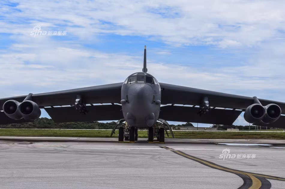 Máy bay ném bom chiến lược B-52H có khả năng triển khai 32 tấn bom, tên lửa với tầm bay chiến đấu lên tới 14.080km không cần tiếp nhiên liệu.