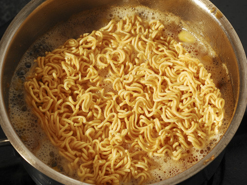 Thay vì úp mì rồi ăn trực tiếp, bạn nên trần mì với nước sôi rồi vớt ra, nấu chín. Việc trần giúp loại bỏ một phần chất béo và lượng muối trong vắt mì. Ngoài ra, bạn nên chọn các loại mì không chiên, như vậy, lượng chất béo sẽ giảm đi một nửa.