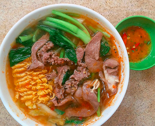 Để ăn mì an toàn, bạn nên dùng ít gia vị khi nấu mì. Hoặc bạn có thể dùng toàn bộ túi nước sốt nhưng không nên uống quá nhiều canh. Nguyên nhân là bởi hàm lượng natri, chất phụ gia chủ yếu tập trung ở phần nước này.