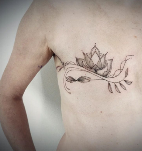 Hình xăm này thuộc về nghệ sĩ Elino Ink (Pháp). Để che đi vết sẹo sau ca phẫu thuật cắt bỏ ung thư vú, cô đã dùng hình xăm hoa mềm mại. Nó giúp bệnh nhân cảm thấy tự tin, xóa nhòa cảm giác bất an trong lòng.