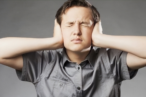 Lão hóa ảnh hưởng đến chất lượng cuộc sống của nam giới. Ngoài tuổi tác, một trong những dấu hiệu lão hóa dễ nhận thấy là tình trạng giảm thính lực. Tình trạng bắt nguồn tự sự lưu thông máu kém của dây thần kinh thính giác ở tai trong, khiến bạn dù lắng nghe nhưng khả năng tiếp nhận âm thanh sẽ không còn tốt như trước.