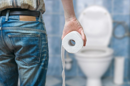 Lão hóa cũng khiến chức năng hệ tiêu hóa suy giảm, biểu hiện dễ nhận thấy nhất là tình trạng táo bón diễn ra thường xuyên. Thời điểm này, bạn nên chú ý chế độ ăn để cải thiện táo bón. Nếu không, chất thải không được bài tiết kịp thời ra khỏi cơ thể, càng khiến sức khỏe xấu đi.