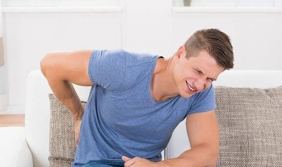 Purin có nhiều trong hải sản, nội tạng động vật. Ăn quá nhiều nhóm thực phẩm này dễ tăng axit uric máu, hình thành các tinh thể axit uric, gây gánh nặng cho thận. Duy trì thói quen “đào rỗng” thận này quá lâu có thể gây nên các bệnh về thận, thậm chí là suy thận.