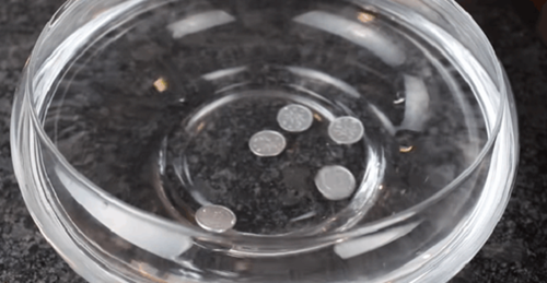 Trường hợp thứ ba, đồng xu nằm ở đáy cốc. Tủ lạnh ngừng hoạt động thời gian dài khiến đá trong cốc rã đông hoàn toàn nên đồng xu chìm xuống. Khi có điện, cốc nước đóng đá trở lại như cũ nhưng thực phẩm có thể bị ảnh hưởng. Tốt nhất, bạn nên loại bỏ, không nên vì tiết kiệm mà giữ lại sử dụng, gây ảnh hưởng tiêu cực đến sức khỏe.