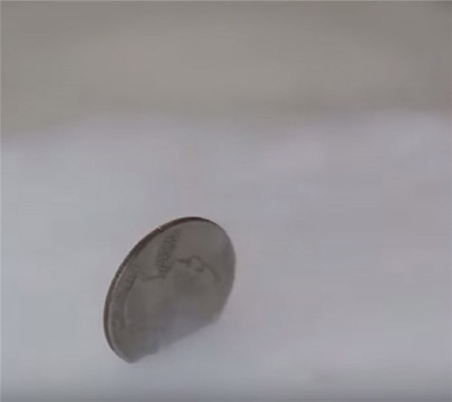 Trường hợp thứ hai, đồng xu lơ lửng trong cốc đá. Tủ lạnh bị ngắt điện, ngừng hoạt động một thời gian khiến nước trong cốc rã đông rồi đóng đá trở lại. Thực phẩm bên trong có thể chưa hỏng song cần kiểm tra kỹ trước khi sử dụng.