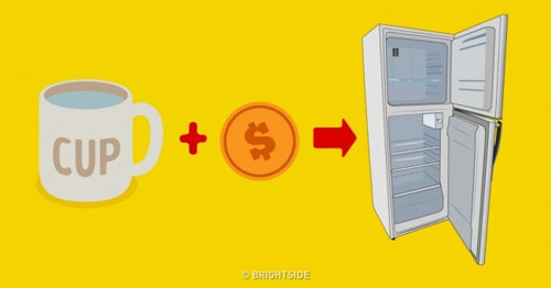 Việc đặt đồng xu vào tủ lạnh trước khi khởi hành rất hữu ích trong việc kiểm tra thực phẩm có an toàn hay không. Khi thực hiện, bạn chuẩn bị chiếc cốc đựng đầy nước và một đồng xu nhỏ. Đặt cốc nhựa vào ngăn trữ đông để nước đóng băng. Tiếp đó, đặt đồng xu lên trên bề mặt cốc đá. Bằng cách quan sát vị trí đồng xu, bạn sẽ nắm được thực phẩm có được giữ lạnh liên tục khi bạn vắng nhà hay không.