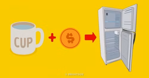 Việc đặt đồng xu vào tủ lạnh trước khi khởi hành rất hữu ích trong việc kiểm tra thực phẩm có an toàn hay không. Khi thực hiện, bạn chuẩn bị chiếc cốc đựng đầy nước và một đồng xu nhỏ. Đặt cốc nhựa vào ngăn trữ đông để nước đóng băng. Tiếp đó, đặt đồng xu lên trên bề mặt cốc đá. Bằng cách quan sát vị trí đồng xu, bạn sẽ nắm được thực phẩm có được giữ lạnh liên tục khi bạn vắng nhà hay không.