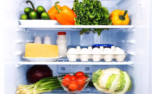 Một điều lưu ý, nghỉ lễ dài ngày, tủ lạnh không chứa nhiều thực phẩm thì bạn cũng không nên ngắt điện. Cách làm này ảnh hưởng đến tuổi thọ thiết bị.