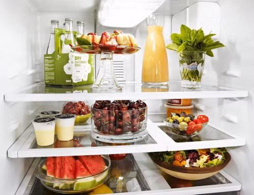 Trong kỳ nghỉ lễ dài ngày, nhiều gia đình lên kế hoạch đi chơi xa hoặc về quê. Nếu tủ để nhiều thức ăn, bạn nên đặt đồng xu vào tủ lạnh trước khi đi. Bằng cách này, bạn có thể nắm được tủ lạnh có bị ngắt điện trong khoảng thời gian mình ra ngoài hay không. (Ảnh minh họa)