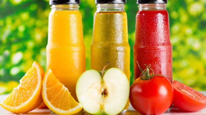 Thực tế, nước trái cây đóng chai có chứa lượng dinh dưỡng nhất định, tốt hơn so với các loại nước ngọt phổ biến. Tuy nhiên, nước trái cây đóng chai chứa nhiều đường, có thể gây nên các vấn đề sức khỏe như tiểu đường nếu uống nhiều, uống thời gian dài.