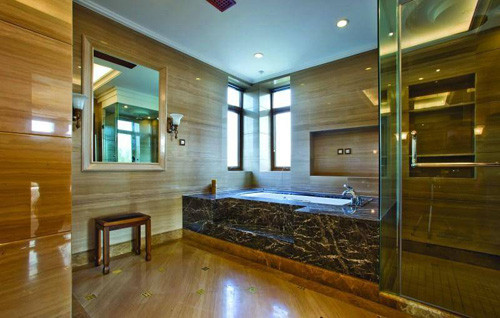 Phơi quần áo ướt trong phòng tắm còn uy hiếp sức khỏe người dùng. Nguyên nhân bởi độ ẩm cao tạo cơ hội cho vi khuẩn và nấm mốc phát triển. Mặc trang phục này, người nhạy cảm rất dễ mẩn ngứa, mắc các vấn đề về da. Để bảo vệ sức khỏe, quần áo ướt thay ra nên giặt càng sớm càng tốt, phơi ở nơi thoáng mát.