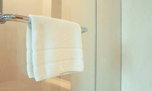4. Khăn lau. Hầu hết gia đình đều đặt khăn tắm trong phòng tắm. Mặc dù rất tiện nhưng cách làm này lại tạo điều kiện cho vi khuẩn sinh sôi, không tốt cho sức khỏe.
