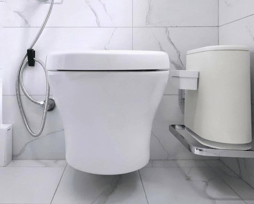 Để đảm bảo vệ sinh mà không lo tắc cống, bạn nên chọn loại thùng rác có nắp để ngăn vi khuẩn phát tán ra không gian sống. Lưu ý, giấy thải nên được thay thường xuyên, tốt nhất nên thay định kỳ 1-2 ngày/lần.