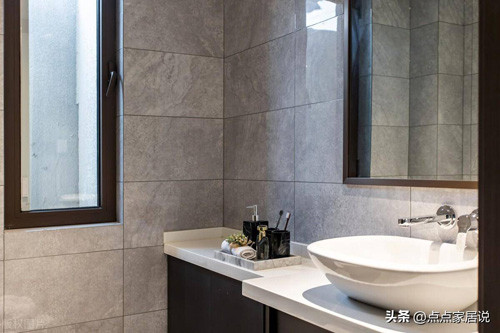 Muốn cải thiện không khí phòng tắm, bạn nên tận dụng các loại dầu thơm hoặc chất khử mùi. Mở cửa sổ và quạt thông gió thường xuyên cũng mang lại hiệu quả ấn tượng hơn so với việc đặt cây xanh.