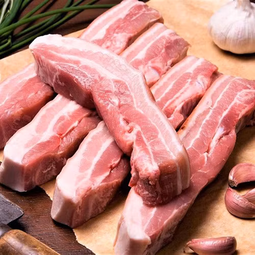 Để chọn thịt lợn ngon chế biến món ăn cho gia đình, bạn cần đặc biệt chú ý đến màu sắc, mùi thịt. Thịt lợn chất lượng sẽ có màu hồng nhạt đến đỏ thẫm, mùi không bị ôi thiu. Khi cắt thịt theo chiều dọc sẽ thấy được phần thịt khô ráo bên trong, cơ hơi se lại, lớp bì mềm, mỡ màu trắng trong đến hơi ngà và khi ngửi không có mùi gắt dầu.