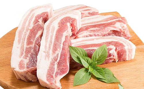 Thịt tươi mới thường có độ đàn hồi rất tốt. Vì thế khi mua hàng, bạn hãy dùng ngón tay ấn vào thịt tạo thành vết lõm nhưng không để lại dấu vết khi nhấc ngón tay ra. Lúc này khi quan sát, nếu thấy các thớ thịt đều, săn chắc, không nhũn nhão, đàn hồi tốt, không rỉ dịch, chảy nhớt thì chính là thịt lợn ngon.
