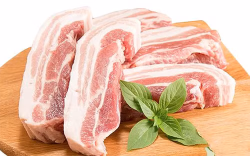 Thịt tươi mới thường có độ đàn hồi rất tốt. Vì thế khi mua hàng, bạn hãy dùng ngón tay ấn vào thịt tạo thành vết lõm nhưng không để lại dấu vết khi nhấc ngón tay ra. Lúc này khi quan sát, nếu thấy các thớ thịt đều, săn chắc, không nhũn nhão, đàn hồi tốt, không rỉ dịch, chảy nhớt thì chính là thịt lợn ngon.