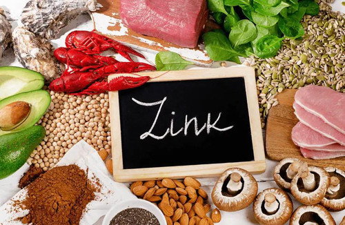 10. Kẽm. Kẽm cũng là dưỡng chất dễ thiếu hụt. Ước tính, 1/3 trong tổng số 2,2 tỷ người trên thế giới có khả năng thiếu kẽm. Kẽm là nguyên tố giúp thúc đẩy quá trình tăng sinh tế bào, duy trì sức khỏe của hệ thần kinh. Đáng lưu ý, kẽm đóng vai trò then chốt trong việc phát triển trí tuệ nên được mệnh danh là “nguồn gốc của trí thông minh”.