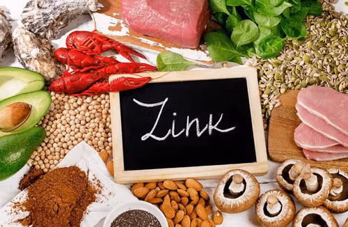 10. Kẽm. Kẽm cũng là dưỡng chất dễ thiếu hụt. Ước tính, 1/3 trong tổng số 2,2 tỷ người trên thế giới có khả năng thiếu kẽm. Kẽm là nguyên tố giúp thúc đẩy quá trình tăng sinh tế bào, duy trì sức khỏe của hệ thần kinh. Đáng lưu ý, kẽm đóng vai trò then chốt trong việc phát triển trí tuệ nên được mệnh danh là “nguồn gốc của trí thông minh”.