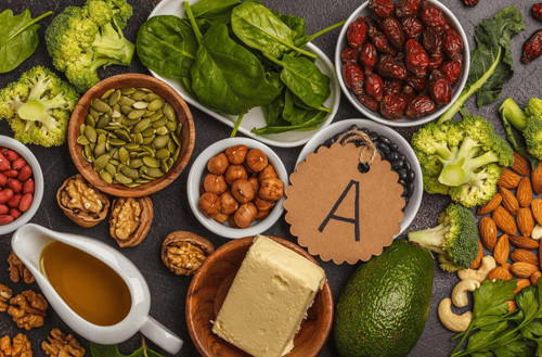 3. Vitamin A. Vitamin A là dưỡng chất cơ thể thường thiếu hụt, vitamin này rất cần thiết cho thị giác, hệ miễn dịch, chức năng biểu mô. Vitamin A liên quan trực tiếp đến độ nhạy sáng của võng mạc. Thiếu vitamin A, cơ thể dễ đối diện tình trạng da thô ráp, khô mắt, ảnh hưởng đến thị lực. Để bổ sung vitamin A, chúng ta nên ăn nhiều rau chân vịt, cà rốt, bí đỏ, gan lợn, kỷ tử, súp lơ xanh,...