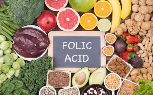 9. Axit folic. Axit folic hay còn gọi là vitamin B9, là một loại vitamin tan trong nước. Bổ sung axit folic có tác dụng hỗ trợ sự phát triển của thai nhi, ngăn ngừa dị tật thai nhi. Axit folic giúp người trưởng thành nâng cao hệ miễn dịch, giúp người trung niên và cao tuổi cải thiện trí nhớ. Để nạp axit folic qua thực phẩm, bạn nên chú trọng các loại rau lá xanh đậm như chân vịt, cải dầu, cải cúc, cải thảo, rau dền đỏ,...