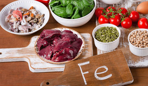 4. Sắt. Sắt là một trong những nguyên tố vi lượng cần thiết cho cơ thể. Nguyên nhân thiếu sắt chủ yếu do chế độ ăn không đáp ứng được nhu cầu cơ thể, đặc biệt phụ nữ và trẻ em. Thiếu sắt thời gian dài dẫn đến thiếu máu do thiếu sắt, biểu hiện mặt xanh xao, cơ thể suy nhược, chóng mặt, hay ốm vặt... Để tăng cường sắt, bạn nên ăn các thực phẩm giàu sắt như tiết động vật, các loại thịt nạc như thịt gà, lợn, bò, lòng đỏ trứng,...