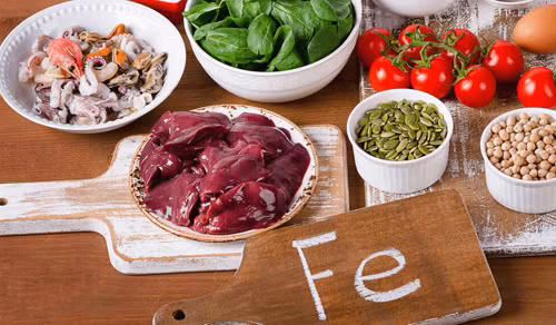 4. Sắt. Sắt là một trong những nguyên tố vi lượng cần thiết cho cơ thể. Nguyên nhân thiếu sắt chủ yếu do chế độ ăn không đáp ứng được nhu cầu cơ thể, đặc biệt phụ nữ và trẻ em. Thiếu sắt thời gian dài dẫn đến thiếu máu do thiếu sắt, biểu hiện mặt xanh xao, cơ thể suy nhược, chóng mặt, hay ốm vặt... Để tăng cường sắt, bạn nên ăn các thực phẩm giàu sắt như tiết động vật, các loại thịt nạc như thịt gà, lợn, bò, lòng đỏ trứng,...