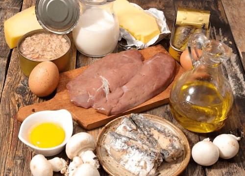 2. Vitamin D. Vitamin D là loại vitamin tan trong chất béo, thúc đẩy cơ thể hấp thụ canxi giúp xương chắc khỏe, nâng cao hệ miễn dịch. Trẻ trong thời kỳ phát triển thiếu vitamin D dễ yếu cơ, chậm phát triển. Trong khi đó, người trưởng thành thiếu vitamin D có thể dẫn đến thiếu canxi, tăng nguy cơ gãy xương.