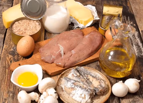 2. Vitamin D. Vitamin D là loại vitamin tan trong chất béo, thúc đẩy cơ thể hấp thụ canxi giúp xương chắc khỏe, nâng cao hệ miễn dịch. Trẻ trong thời kỳ phát triển thiếu vitamin D dễ yếu cơ, chậm phát triển. Trong khi đó, người trưởng thành thiếu vitamin D có thể dẫn đến thiếu canxi, tăng nguy cơ gãy xương.